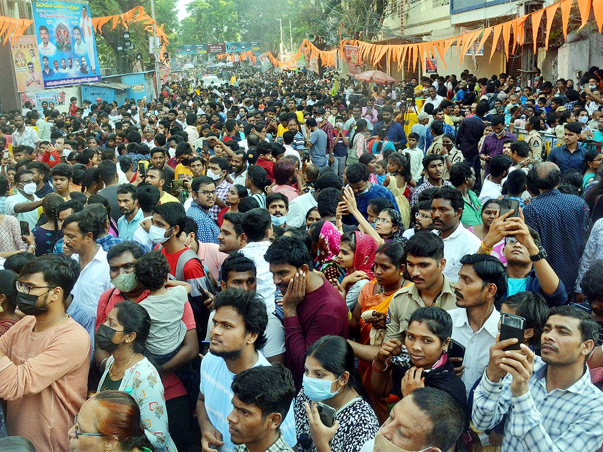 Huge Deveotees Rush At Khairatabad Ganesh Due To Weekend - Sakshi10