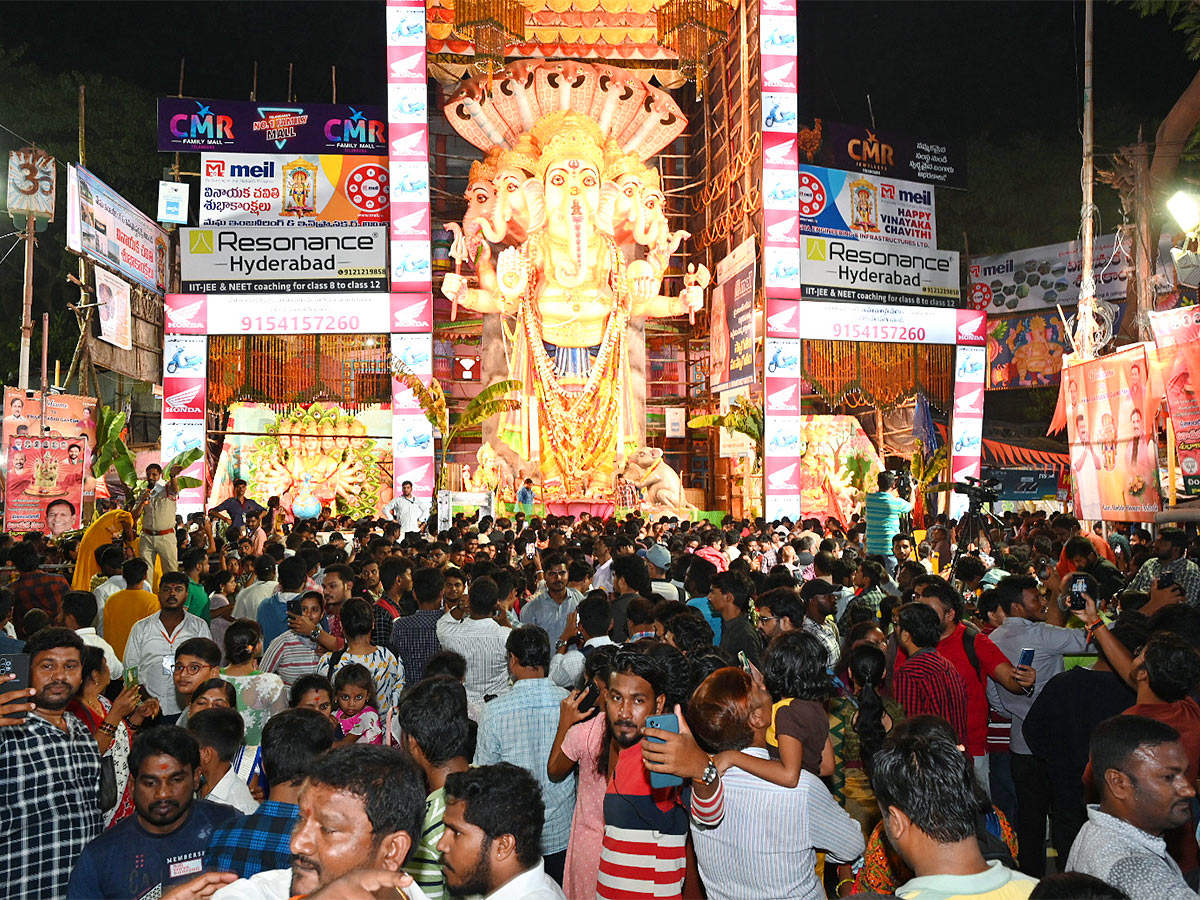 Huge Deveotees Rush At Khairatabad Ganesh Due To Weekend - Sakshi12