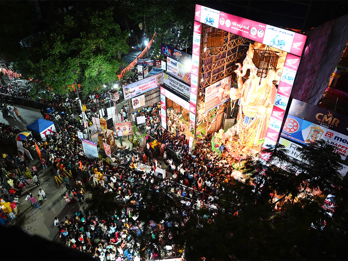 Huge Deveotees Rush At Khairatabad Ganesh Due To Weekend - Sakshi3