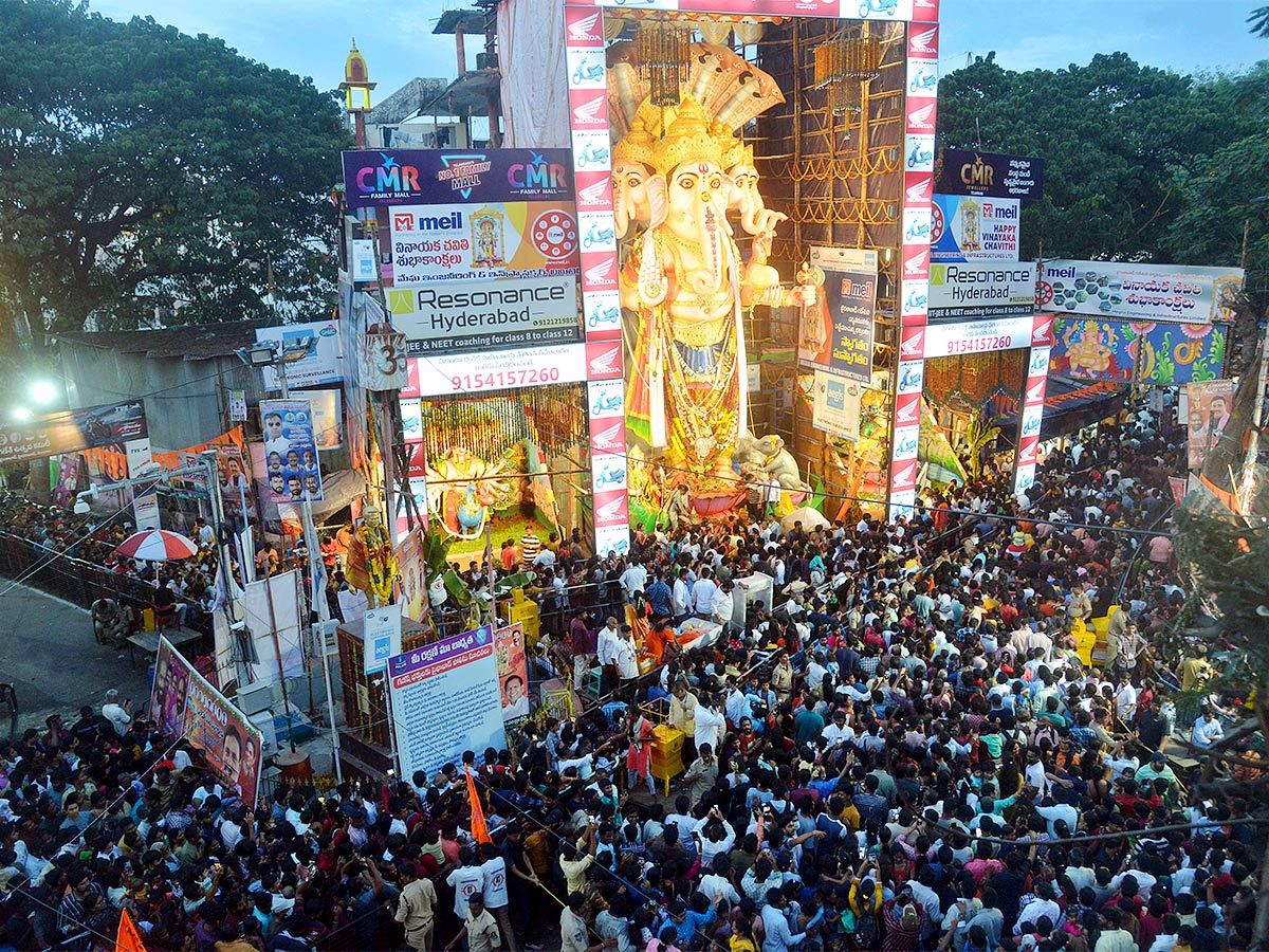 Huge Deveotees Rush At Khairatabad Ganesh Due To Weekend - Sakshi7