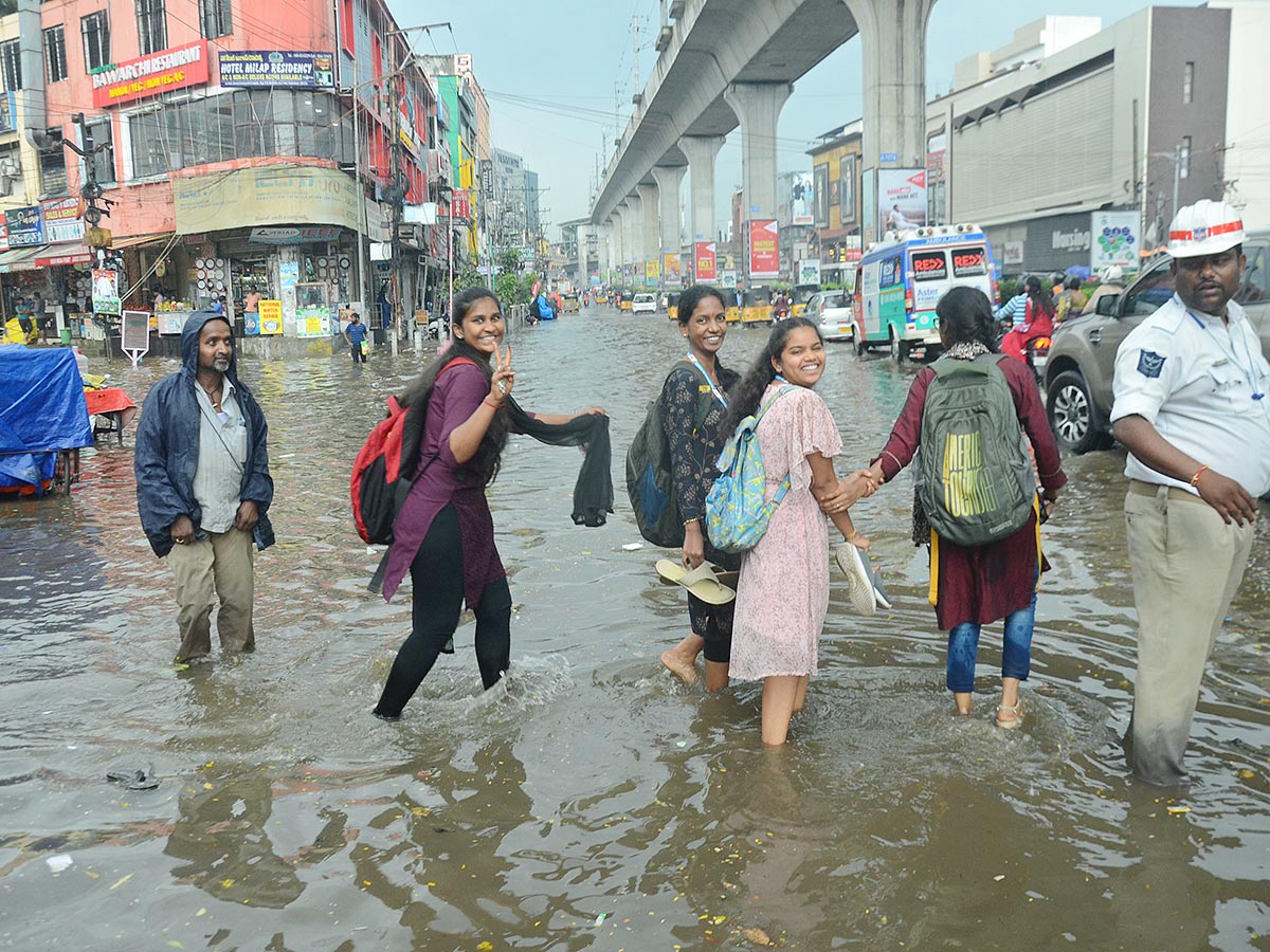 Heavy Rain in Hyderabad - Sakshi1