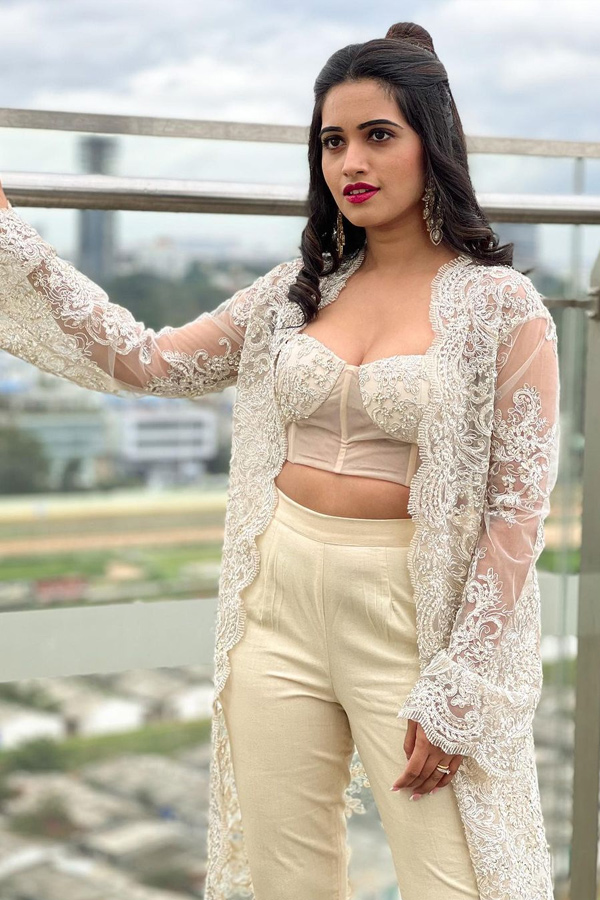 Sravanthi Chokarapu Latest Photoshoot Stills - Sakshi25