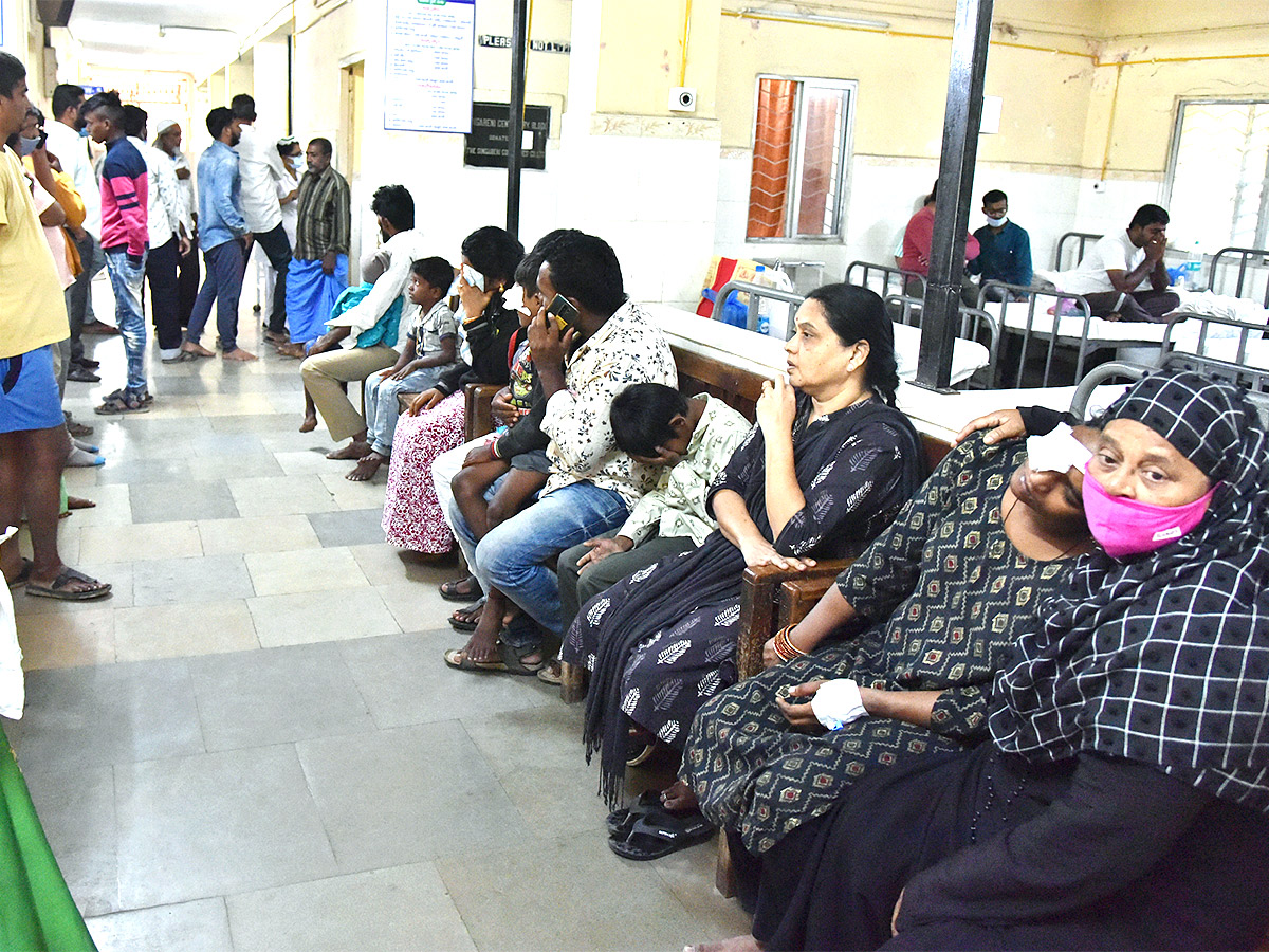 Hyderabad Sarojini Devi Hospital Many People Injured Diwali Crackers Burst - Sakshi4
