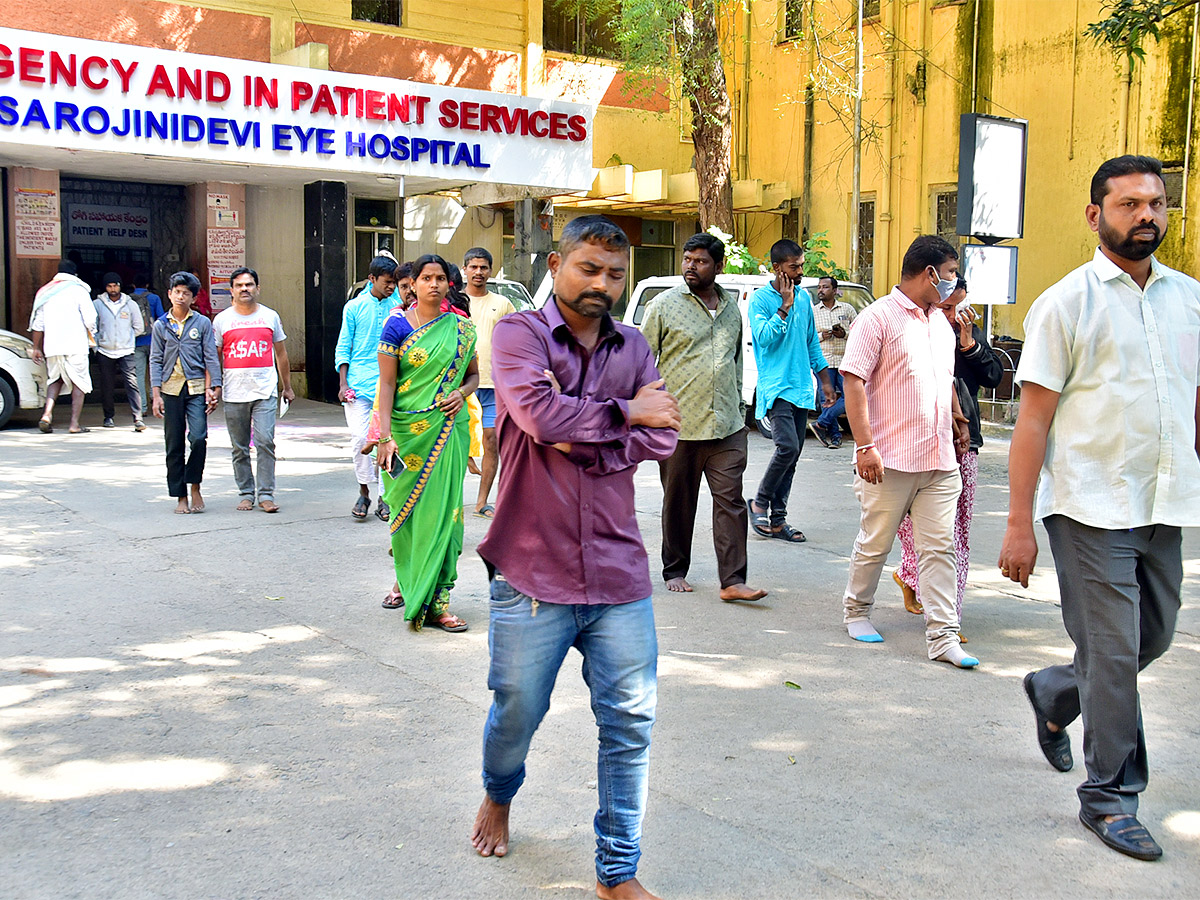 Hyderabad Sarojini Devi Hospital Many People Injured Diwali Crackers Burst - Sakshi5