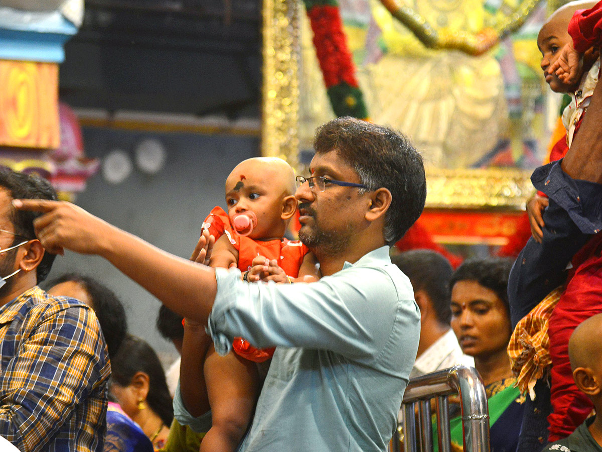 Goddess Kanaka Durga adorned with four lakh Bangles - Sakshi14