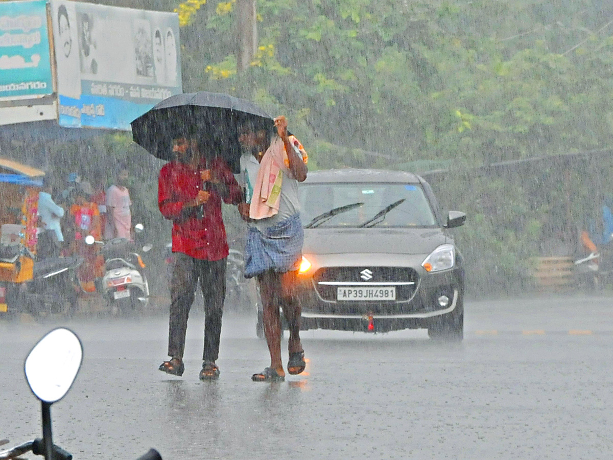 Heavy rains and thunderstorm in both Telugu states - Sakshi15
