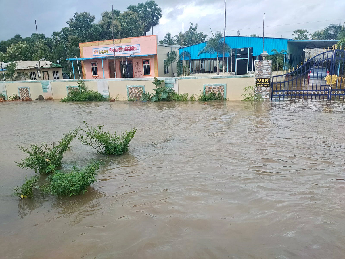 Heavy rains and thunderstorm in both Telugu states - Sakshi17