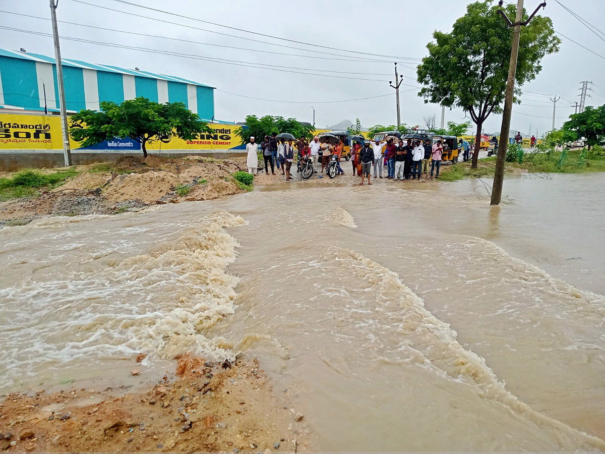 Heavy rains and thunderstorm in both Telugu states - Sakshi2
