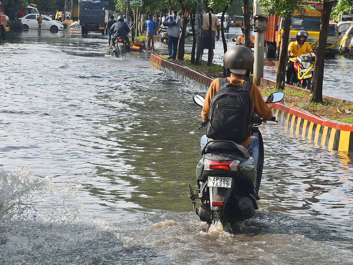 Heavy rains and thunderstorm in both Telugu states - Sakshi21