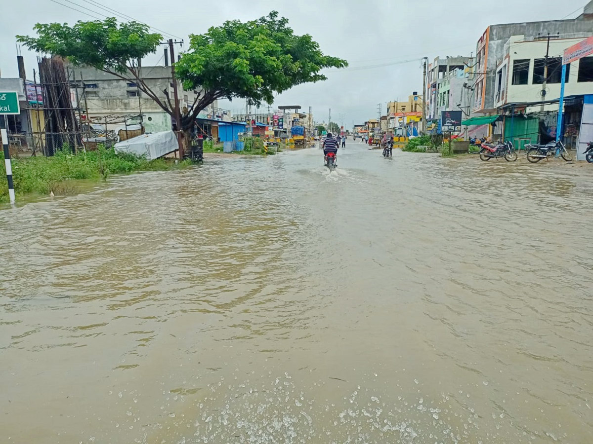 Heavy rains and thunderstorm in both Telugu states - Sakshi24