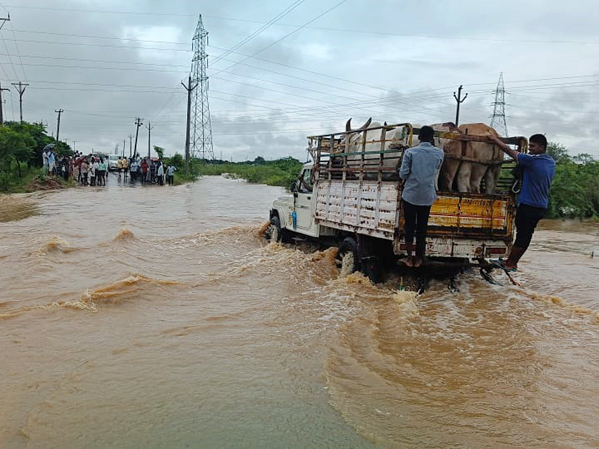 Heavy rains and thunderstorm in both Telugu states - Sakshi26