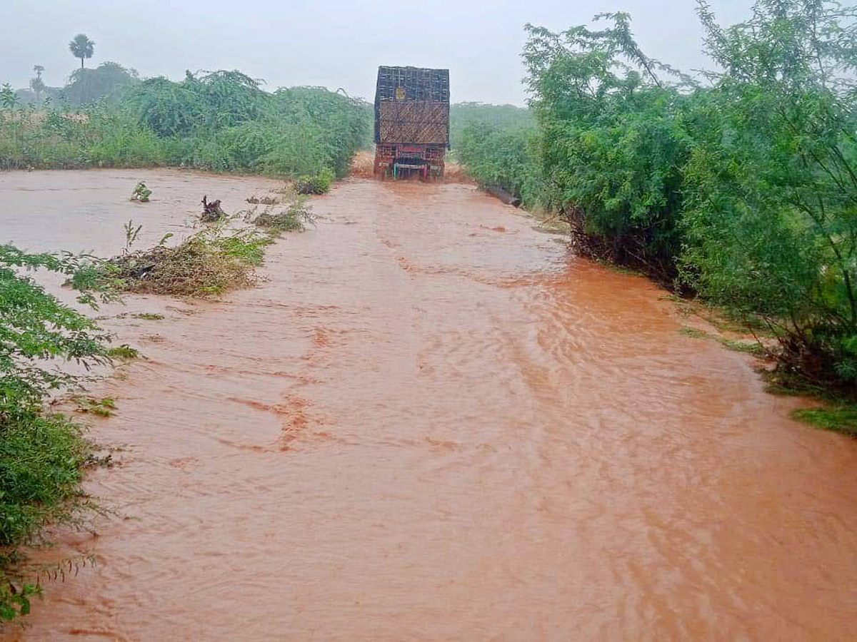 Heavy rains and thunderstorm in both Telugu states - Sakshi32