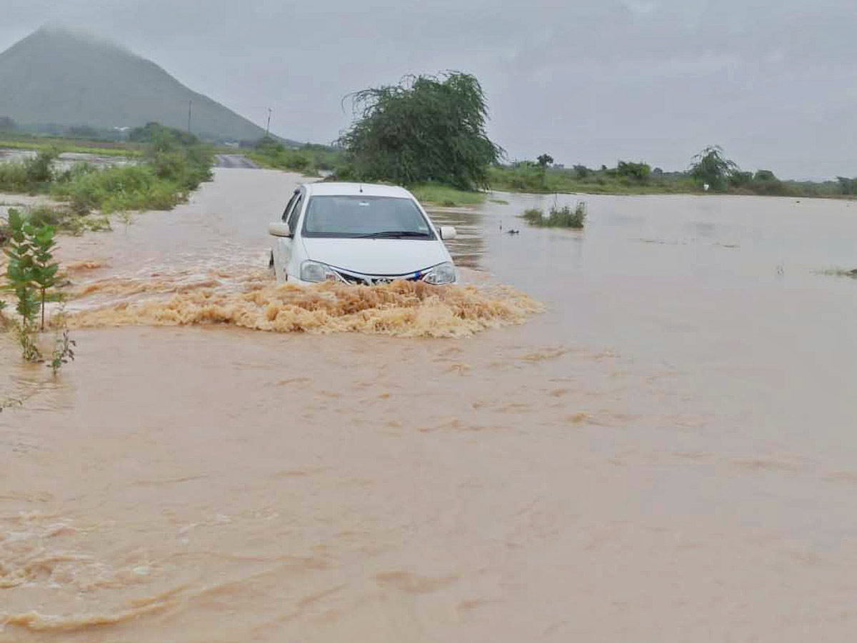 Heavy rains and thunderstorm in both Telugu states - Sakshi33