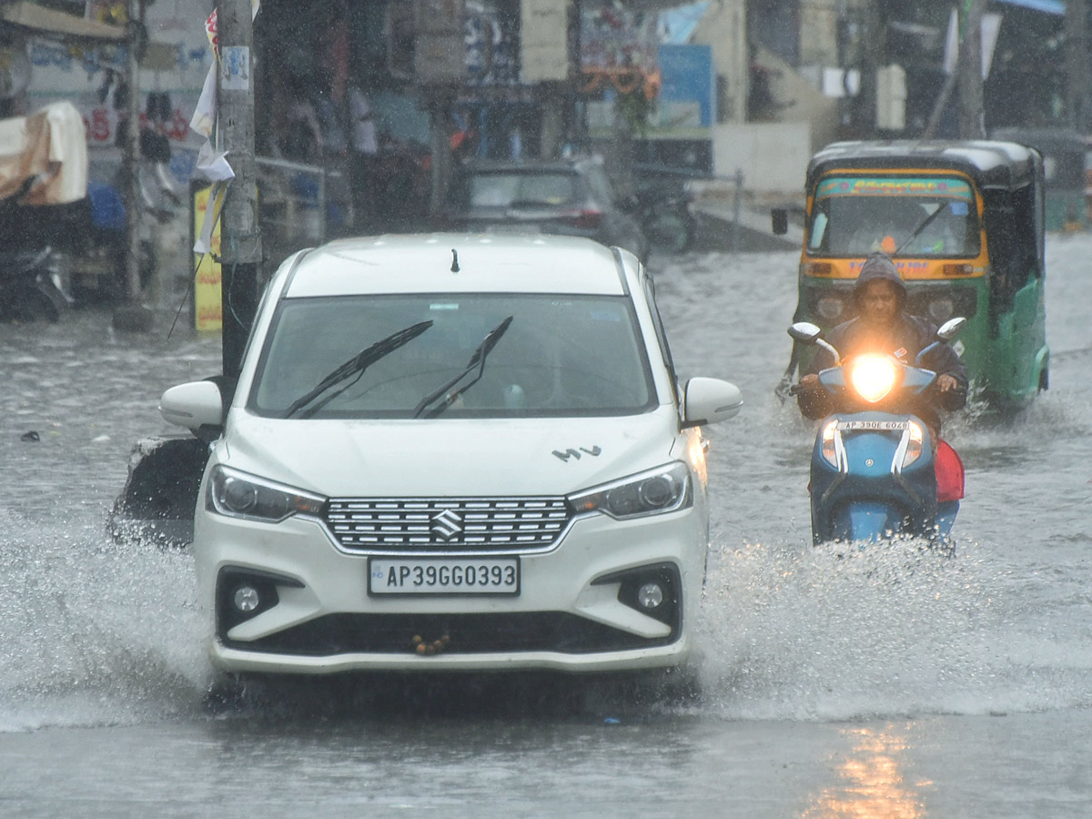 Heavy rains and thunderstorm in both Telugu states - Sakshi39