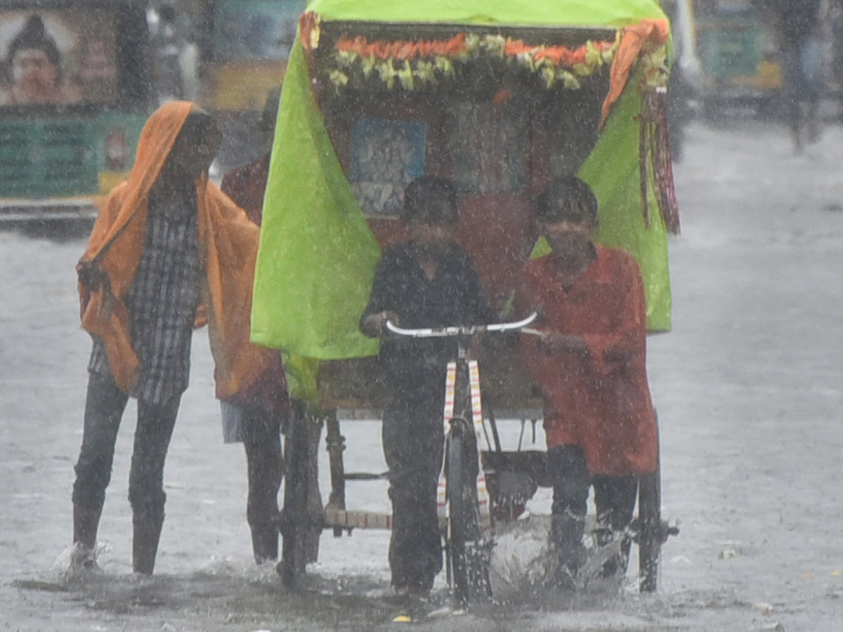 Heavy rains and thunderstorm in both Telugu states - Sakshi5