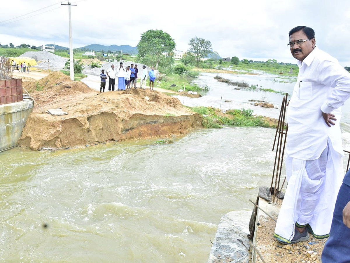 Heavy rains and thunderstorm in both Telugu states - Sakshi6