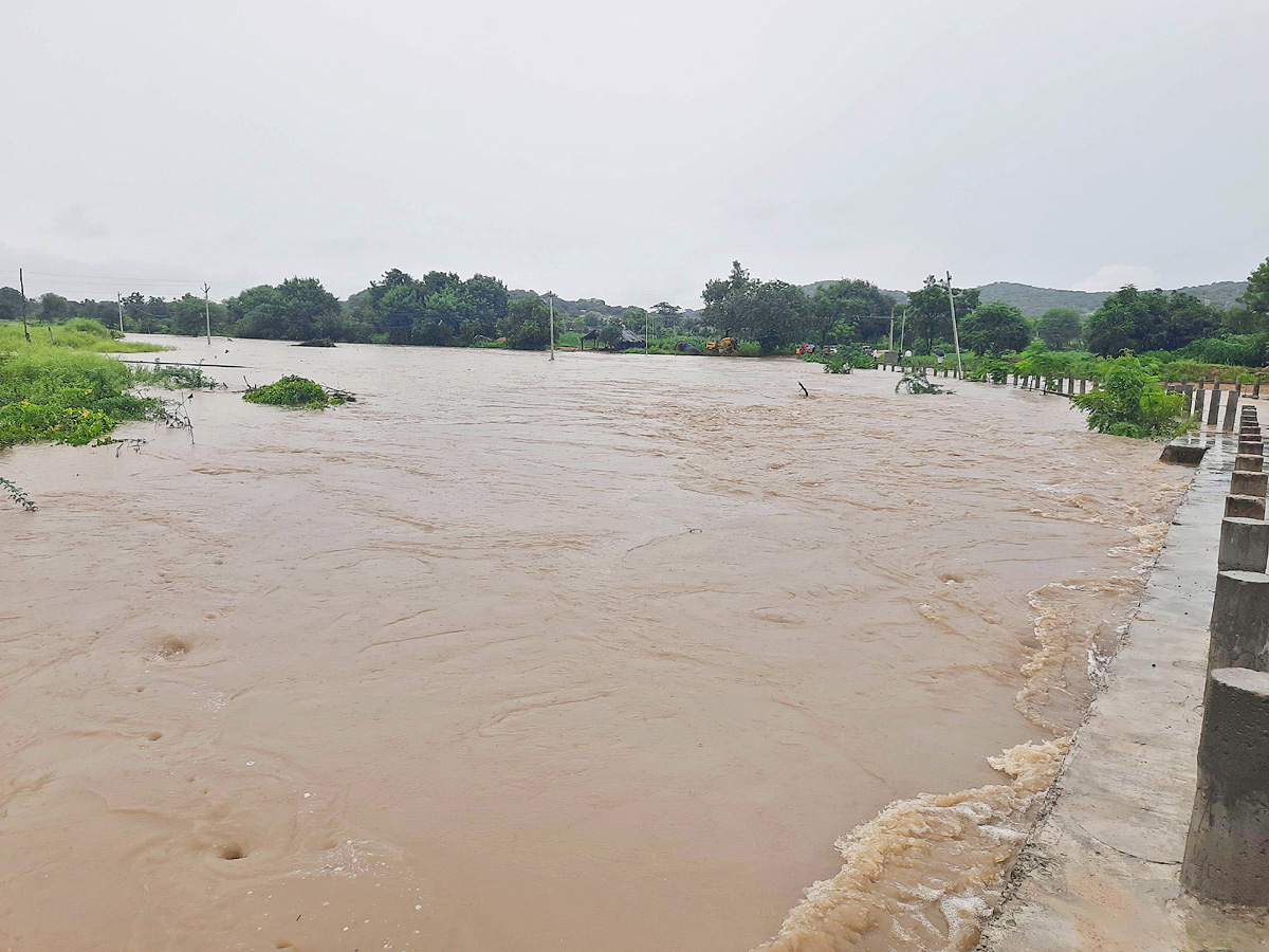 Heavy rains and thunderstorm in both Telugu states - Sakshi7