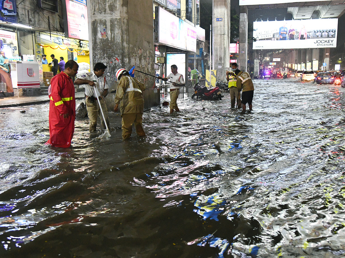 Heavy Rain in Hyderabad Photo Gallery - Sakshi8