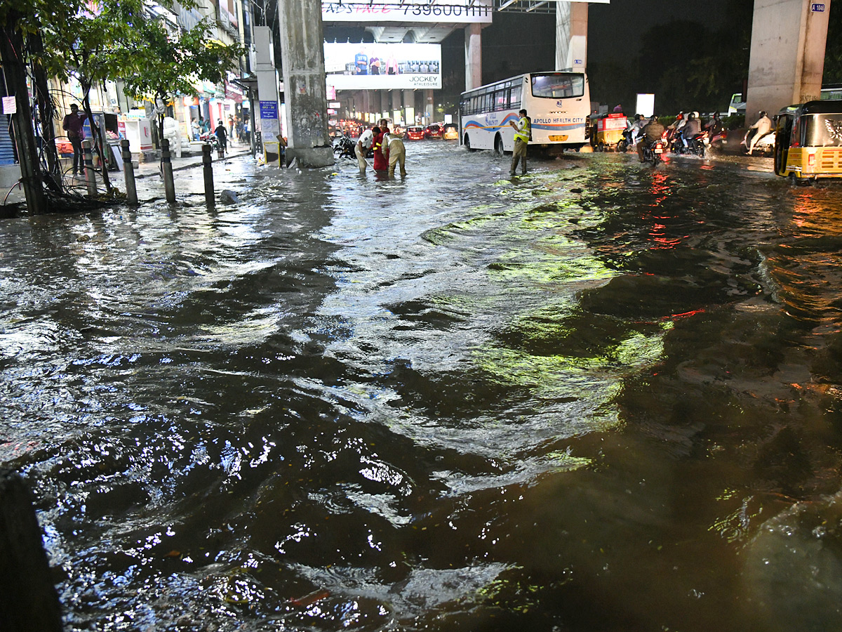 Heavy Rain in Hyderabad Photo Gallery - Sakshi12