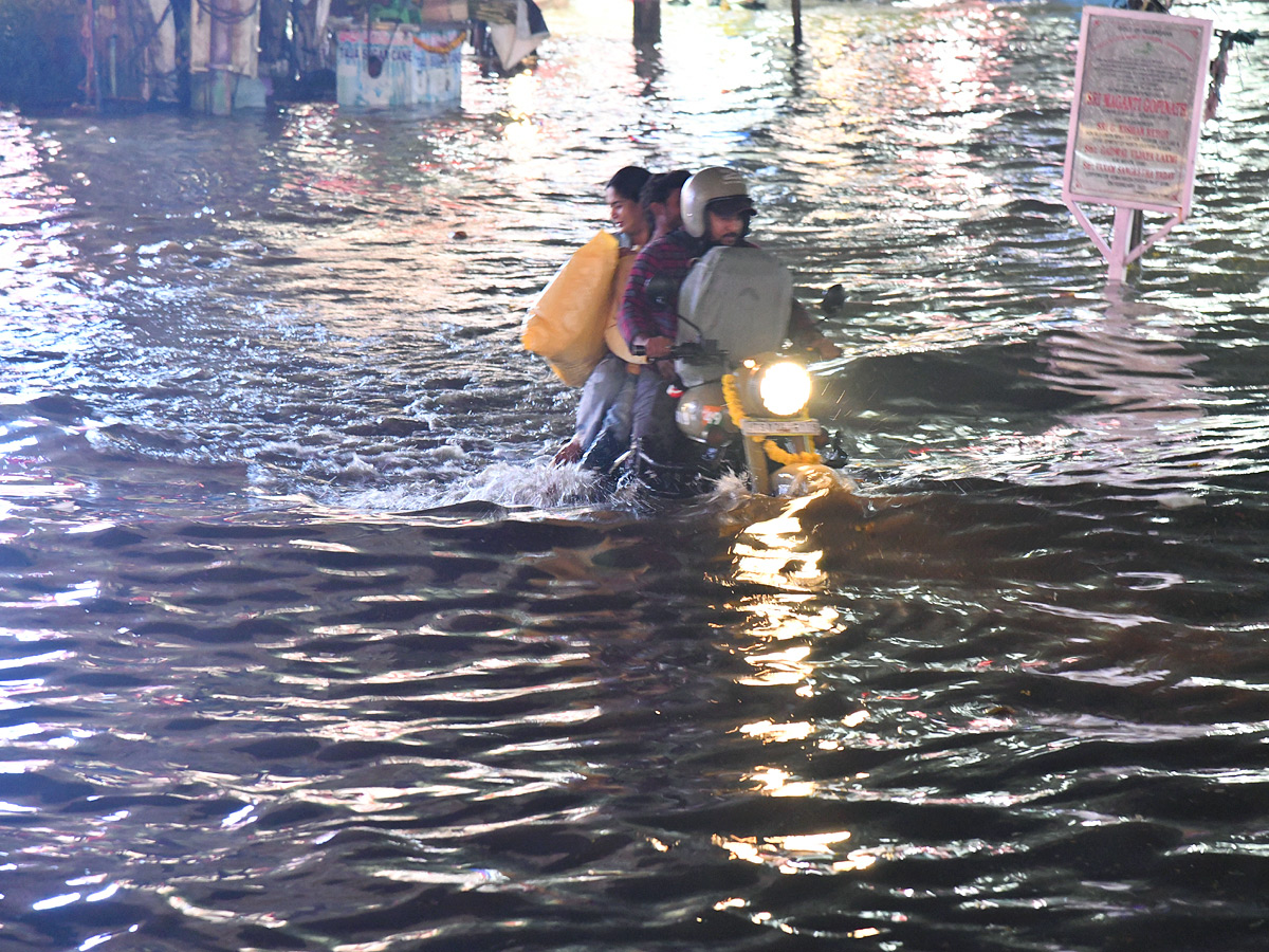 Heavy Rain in Hyderabad Photo Gallery - Sakshi15