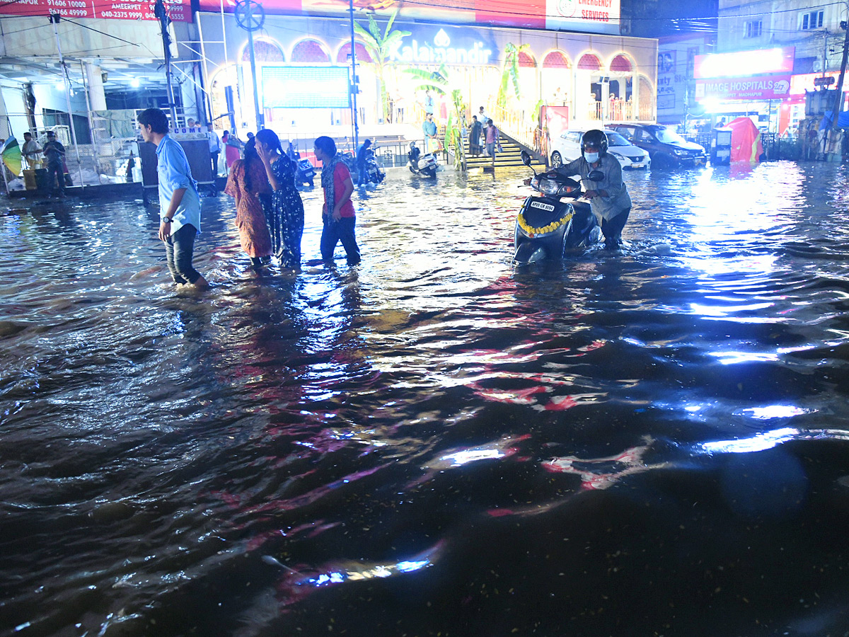 Heavy Rain in Hyderabad Photo Gallery - Sakshi16