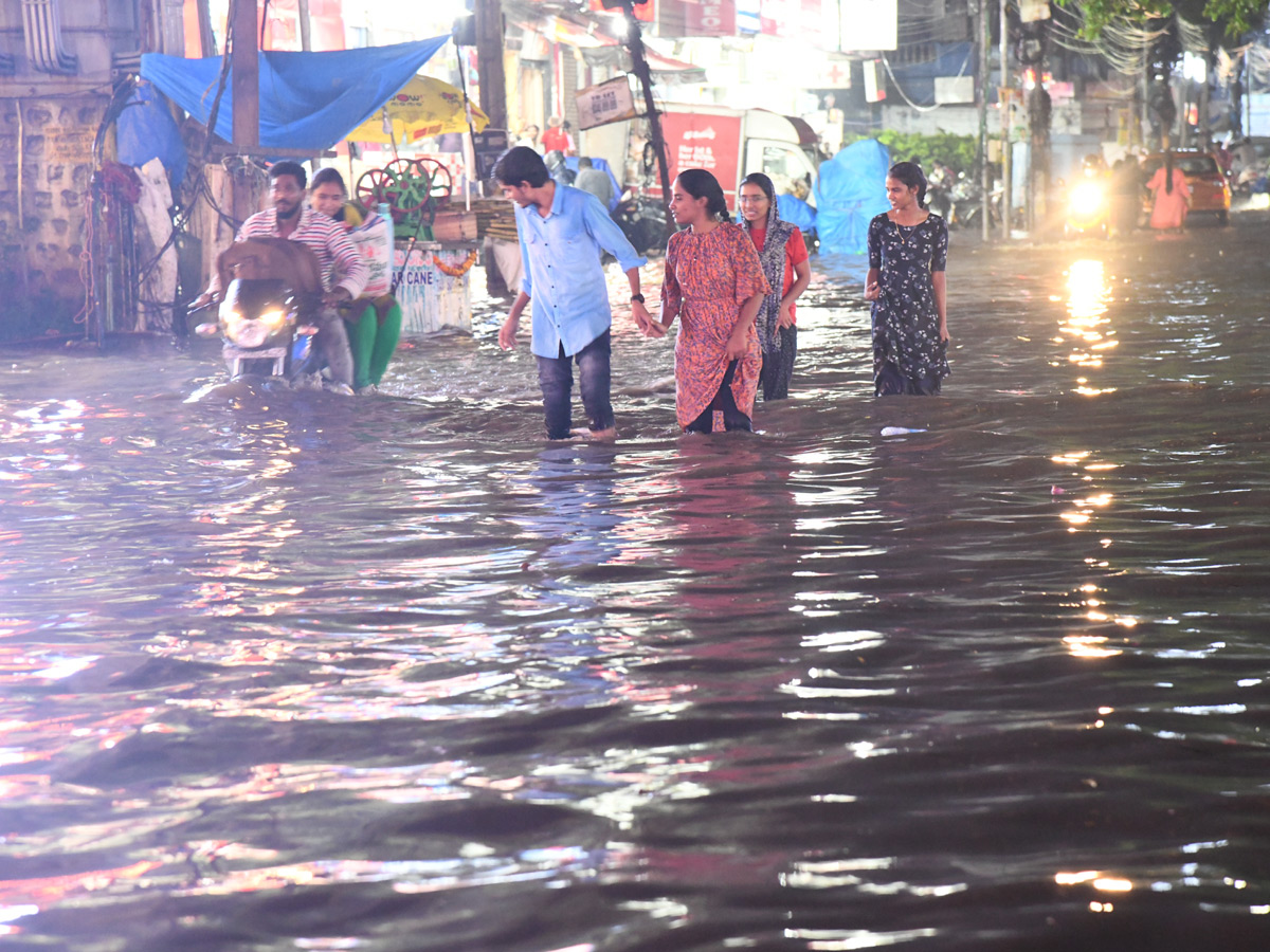 Heavy Rain in Hyderabad Photo Gallery - Sakshi17