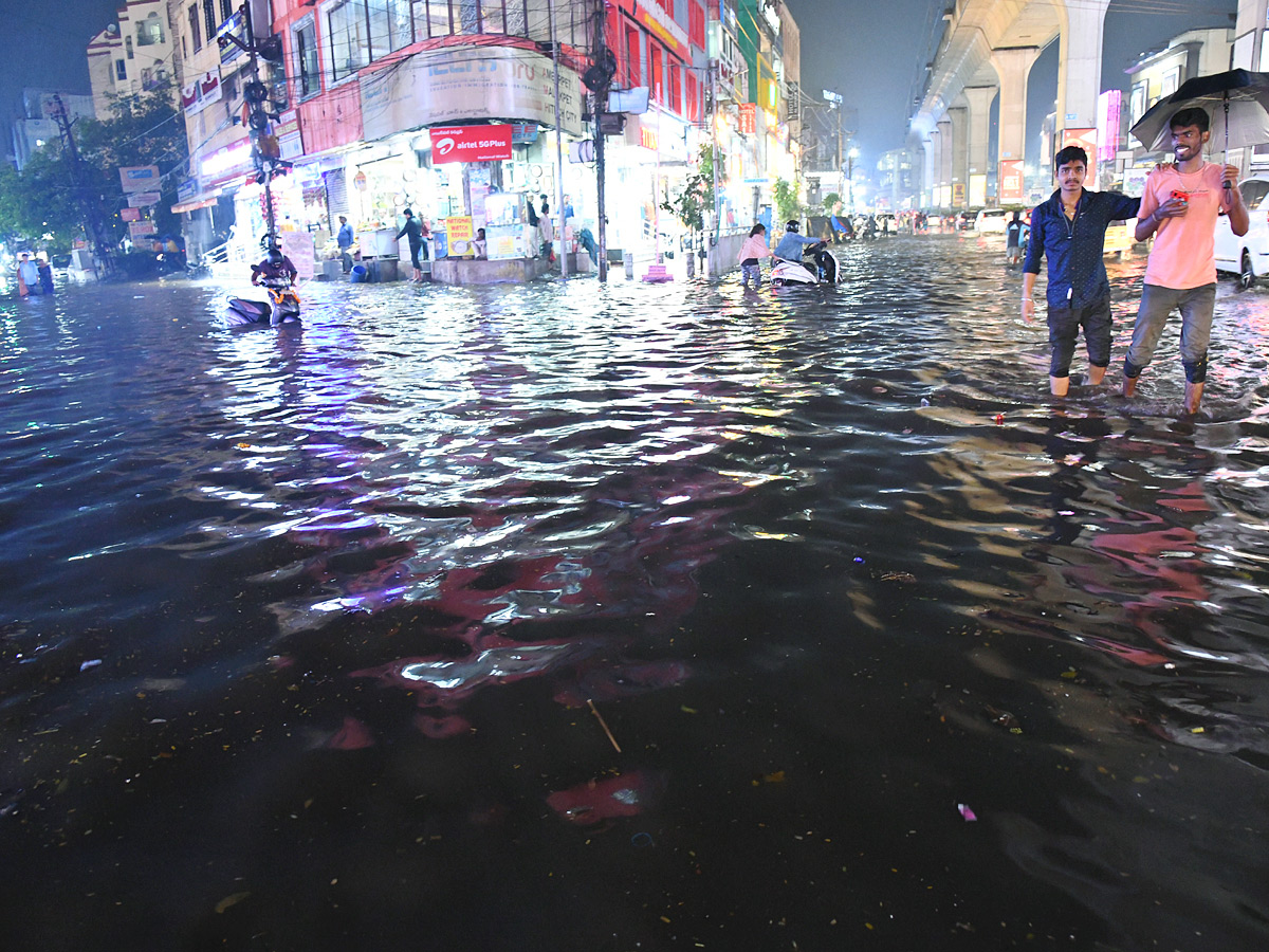 Heavy Rain in Hyderabad Photo Gallery - Sakshi18