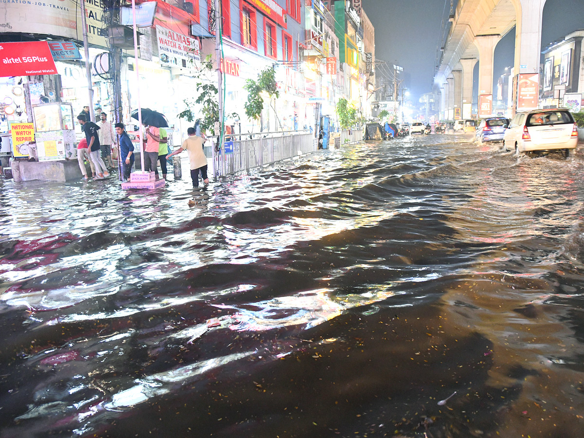 Heavy Rain in Hyderabad Photo Gallery - Sakshi21