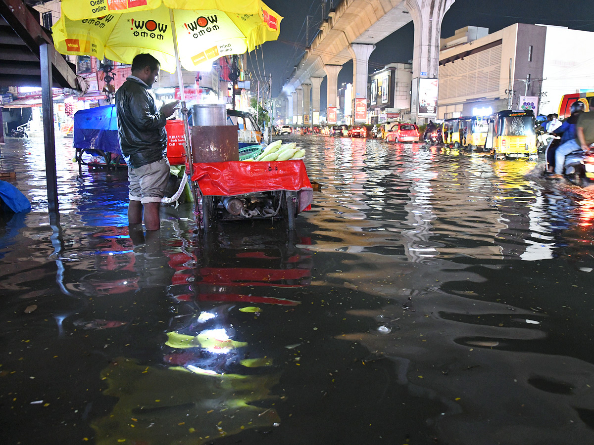 Heavy Rain in Hyderabad Photo Gallery - Sakshi25