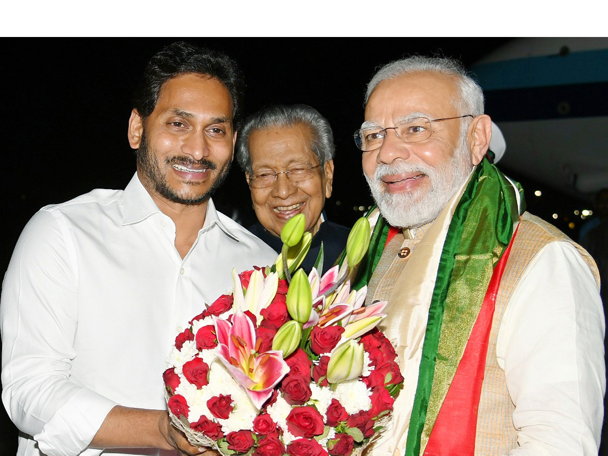 AP CM YS Jagan Welcomes PM Modi Photo Gallery - Sakshi1