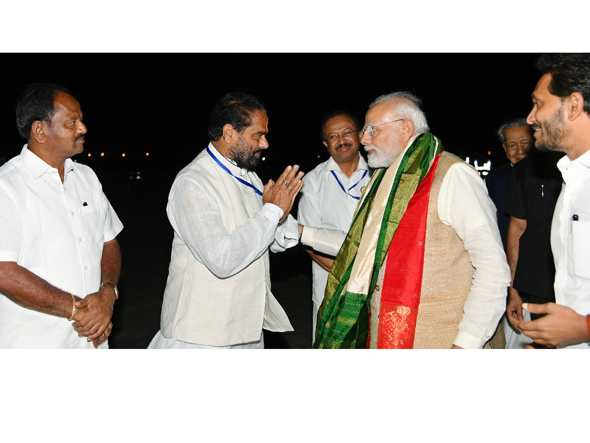 AP CM YS Jagan Welcomes PM Modi Photo Gallery - Sakshi5