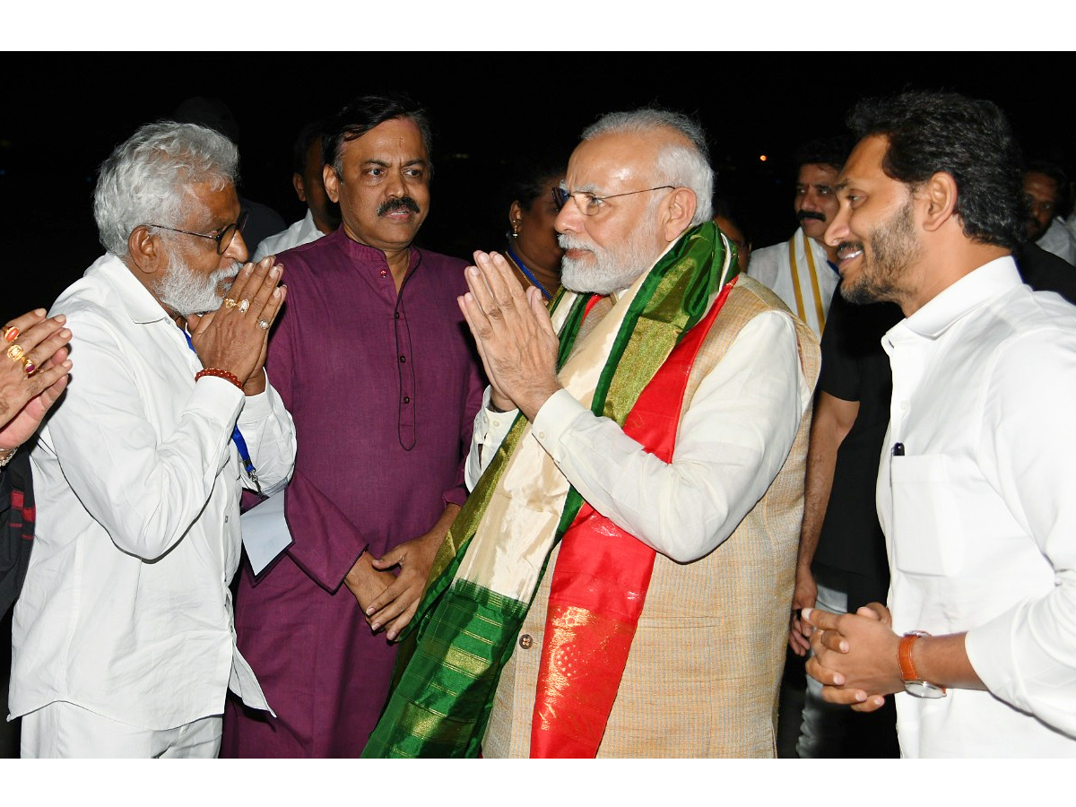 AP CM YS Jagan Welcomes PM Modi Photo Gallery - Sakshi10