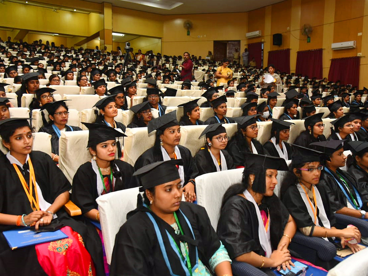 AP Governor participated in 19th and 20th Convocation of Sri Padmavathi Mahila Viswavidyalayam - Sakshi3