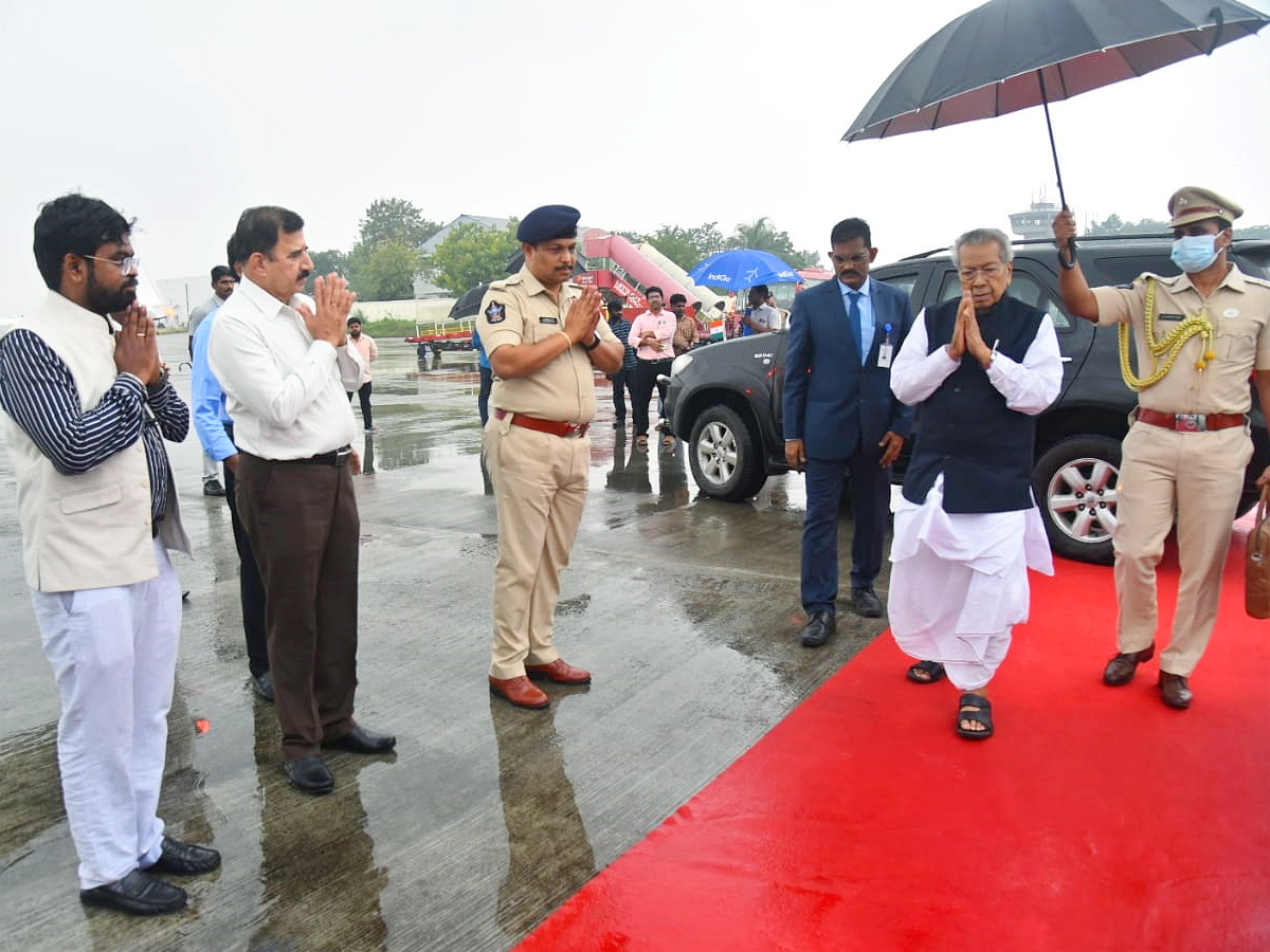 AP Governor participated in 19th and 20th Convocation of Sri Padmavathi Mahila Viswavidyalayam - Sakshi7