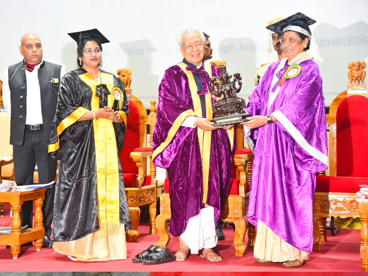 AP Governor participated in 19th and 20th Convocation of Sri Padmavathi Mahila Viswavidyalayam - Sakshi8