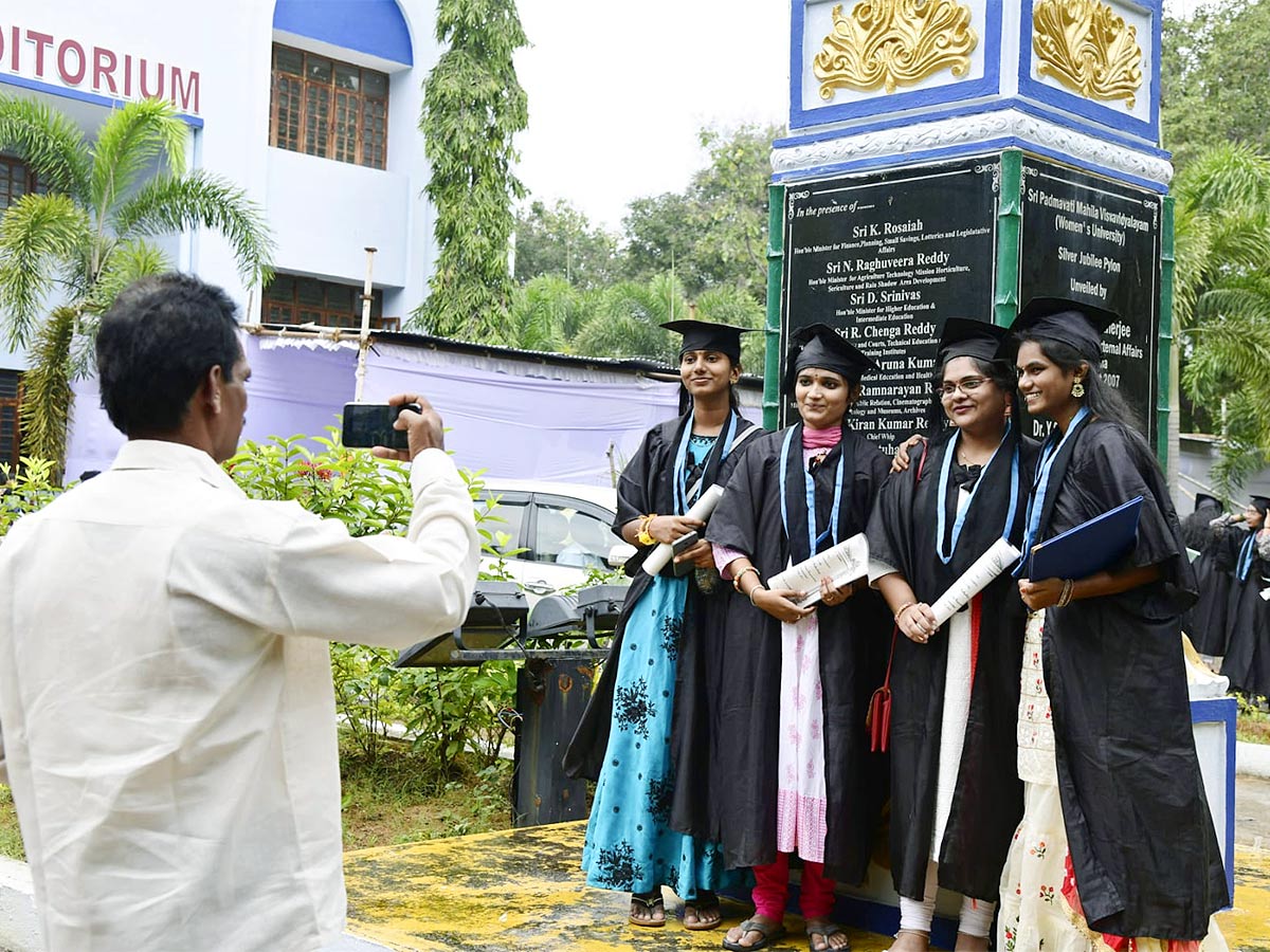 AP Governor participated in 19th and 20th Convocation of Sri Padmavathi Mahila Viswavidyalayam - Sakshi9