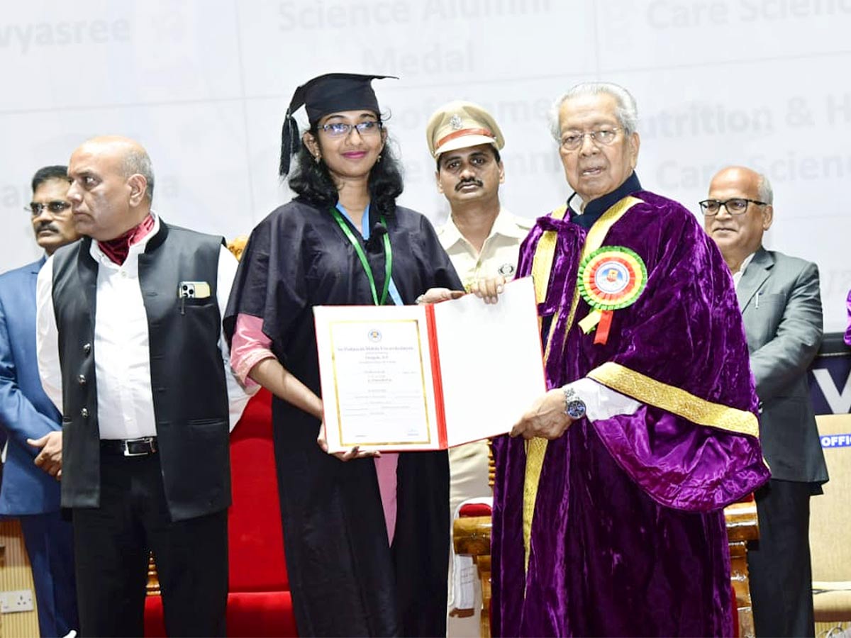 AP Governor participated in 19th and 20th Convocation of Sri Padmavathi Mahila Viswavidyalayam - Sakshi19