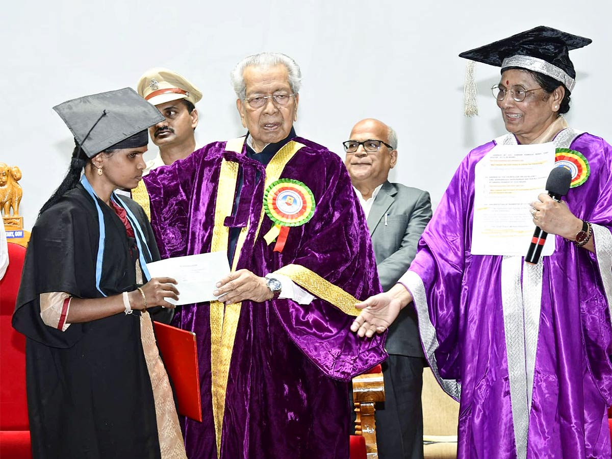 AP Governor participated in 19th and 20th Convocation of Sri Padmavathi Mahila Viswavidyalayam - Sakshi20