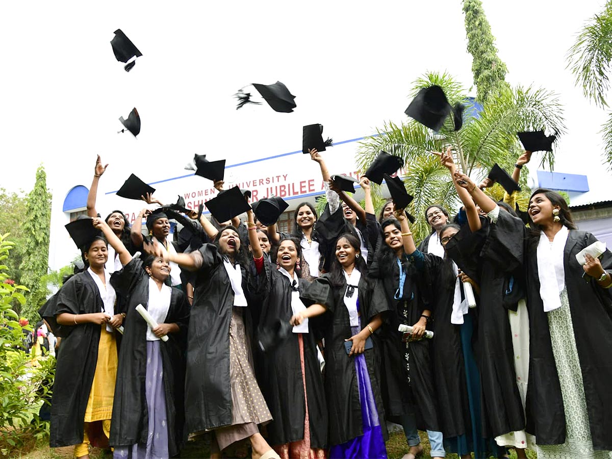 AP Governor participated in 19th and 20th Convocation of Sri Padmavathi Mahila Viswavidyalayam - Sakshi28