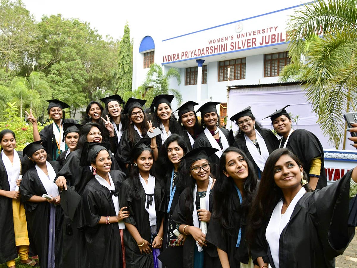 AP Governor participated in 19th and 20th Convocation of Sri Padmavathi Mahila Viswavidyalayam - Sakshi29