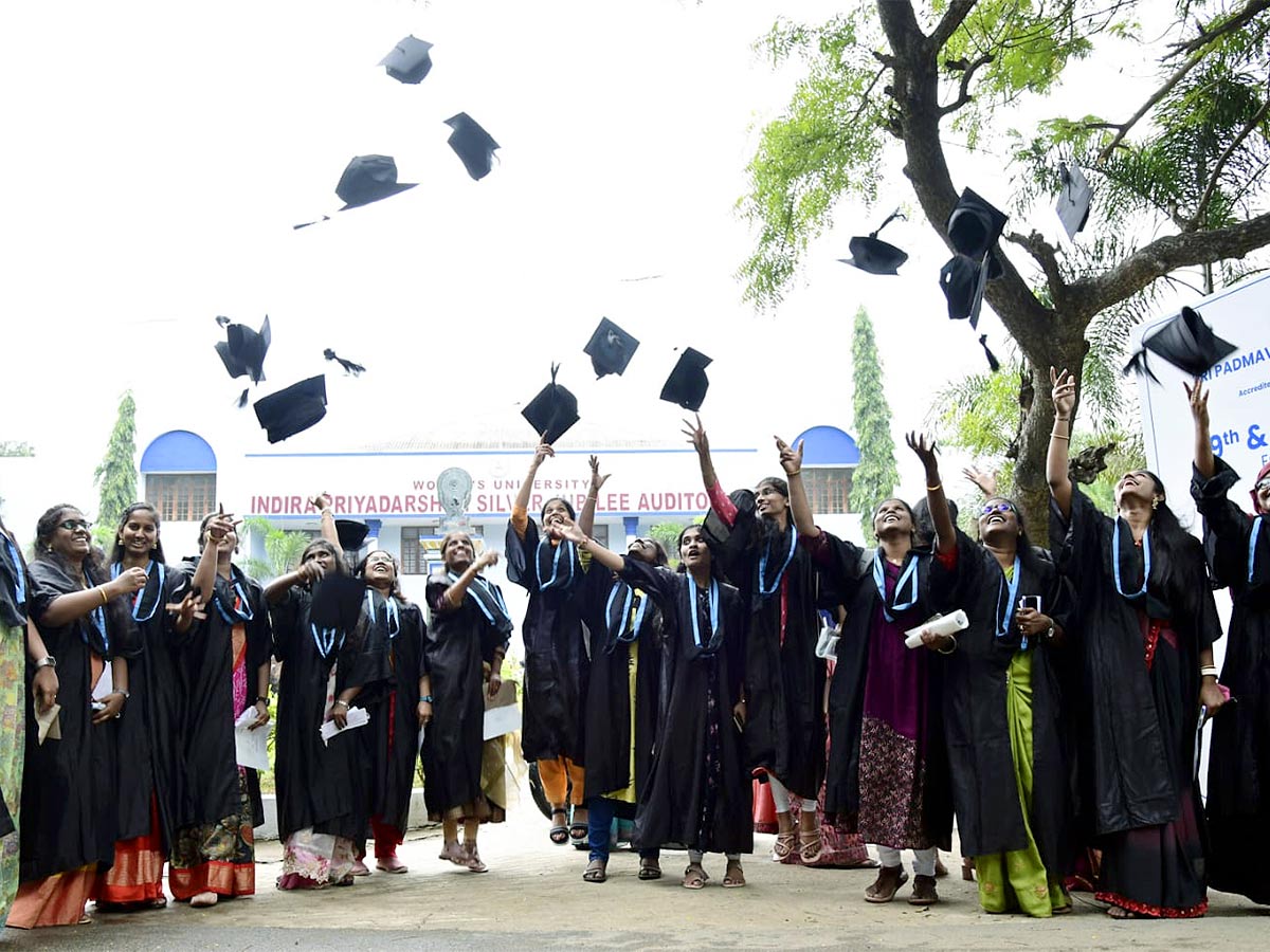 AP Governor participated in 19th and 20th Convocation of Sri Padmavathi Mahila Viswavidyalayam - Sakshi31