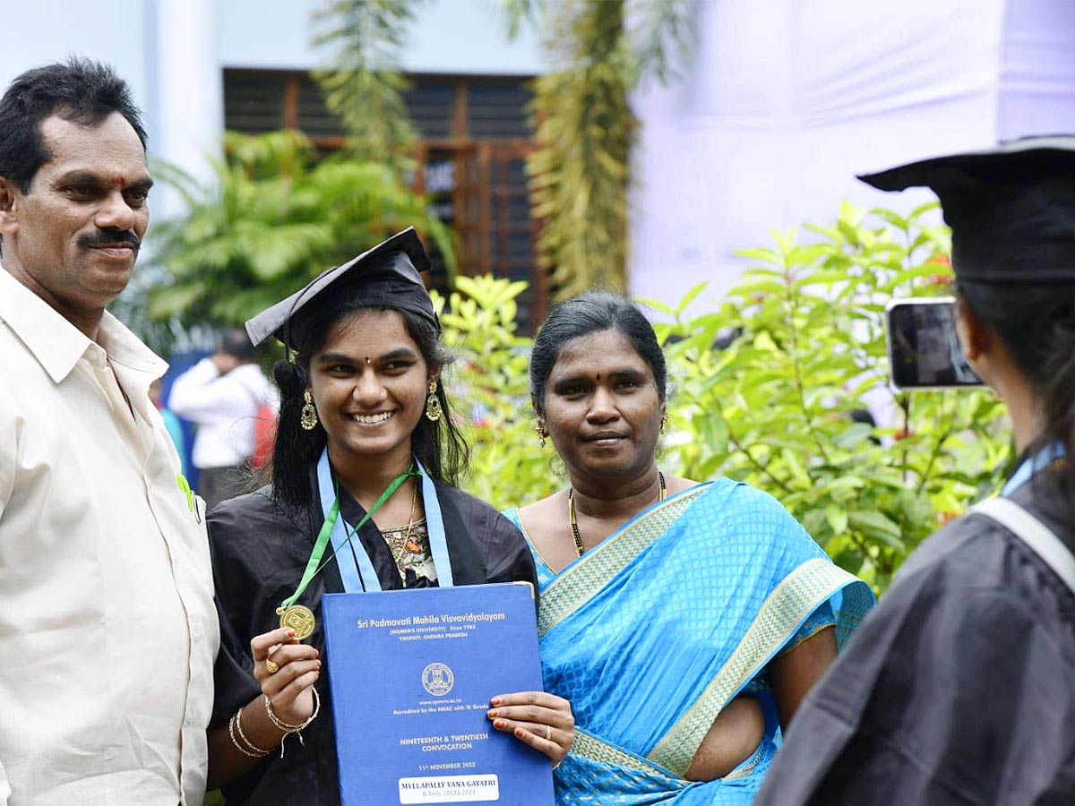 AP Governor participated in 19th and 20th Convocation of Sri Padmavathi Mahila Viswavidyalayam - Sakshi32