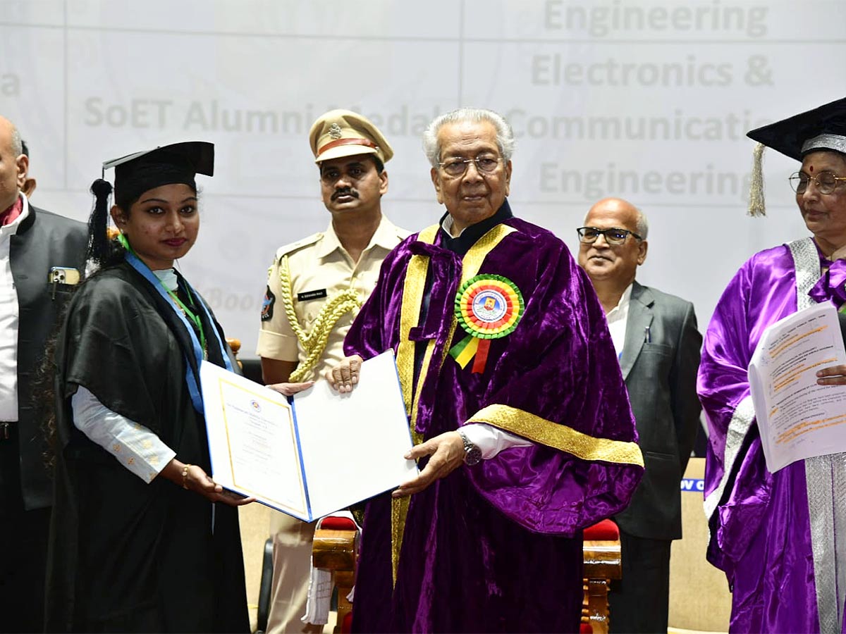 AP Governor participated in 19th and 20th Convocation of Sri Padmavathi Mahila Viswavidyalayam - Sakshi37