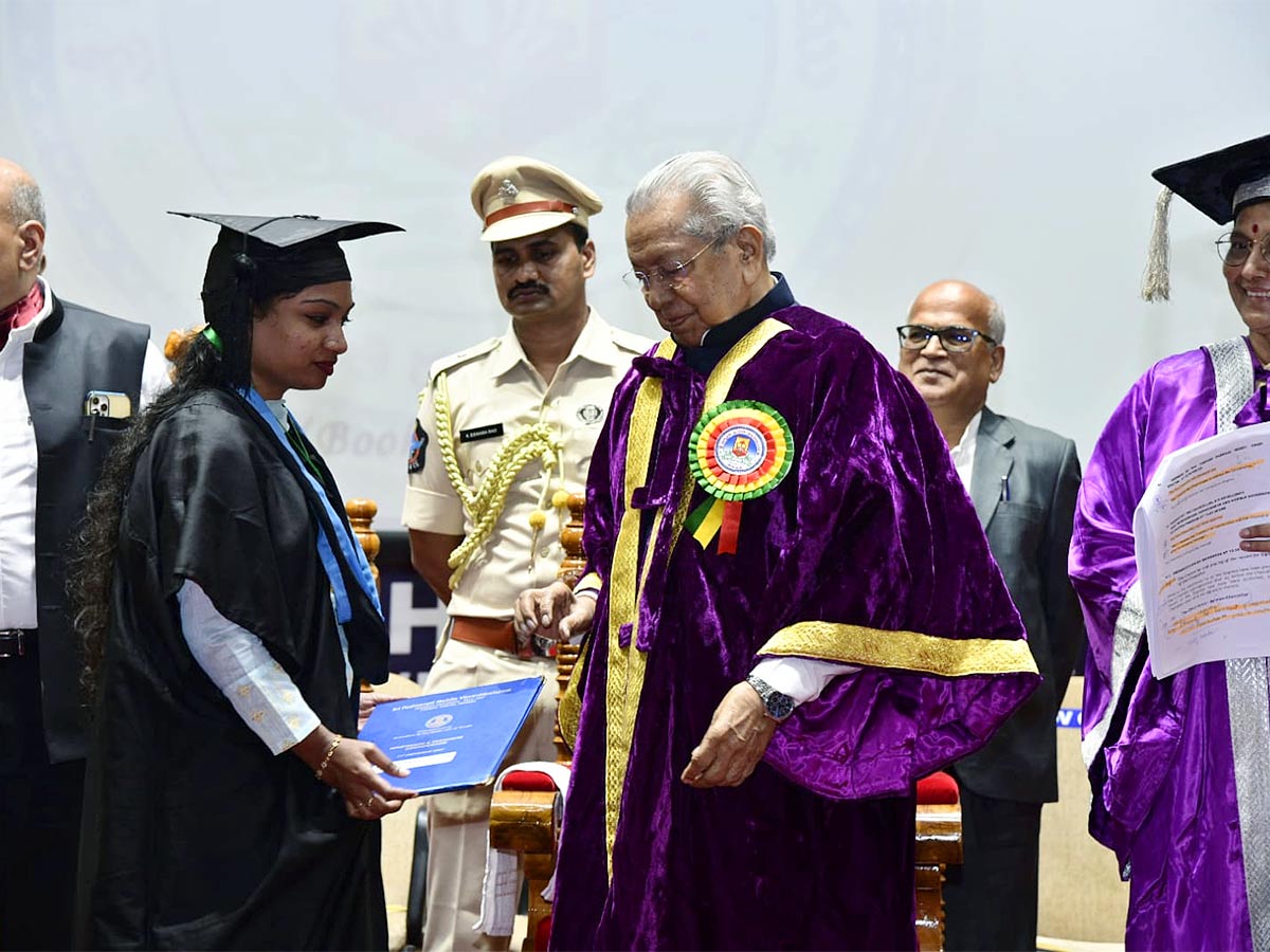 AP Governor participated in 19th and 20th Convocation of Sri Padmavathi Mahila Viswavidyalayam - Sakshi38