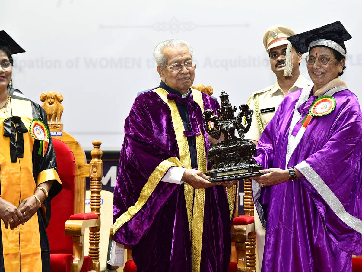 AP Governor participated in 19th and 20th Convocation of Sri Padmavathi Mahila Viswavidyalayam - Sakshi12