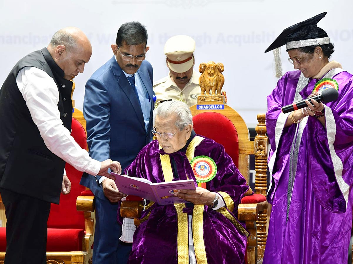 AP Governor participated in 19th and 20th Convocation of Sri Padmavathi Mahila Viswavidyalayam - Sakshi13