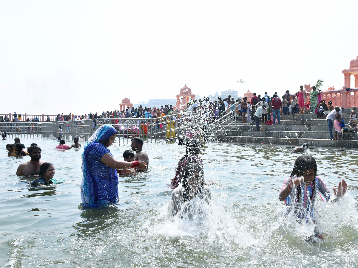 Karthika Masam : Devotees Rush To Yadadri Temple Photo Gallery - Sakshi2