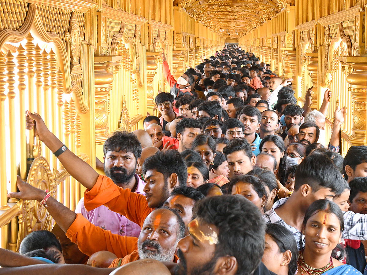 Karthika Masam : Devotees Rush To Yadadri Temple Photo Gallery - Sakshi11