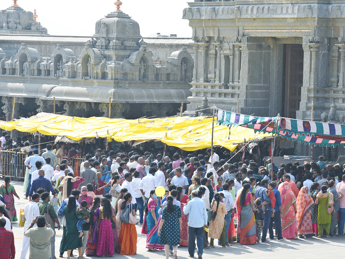 Karthika Masam : Devotees Rush To Yadadri Temple Photo Gallery - Sakshi13