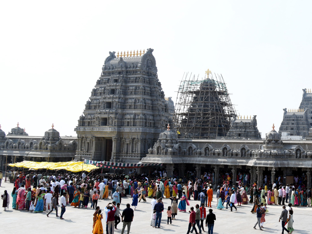 Karthika Masam : Devotees Rush To Yadadri Temple Photo Gallery - Sakshi14